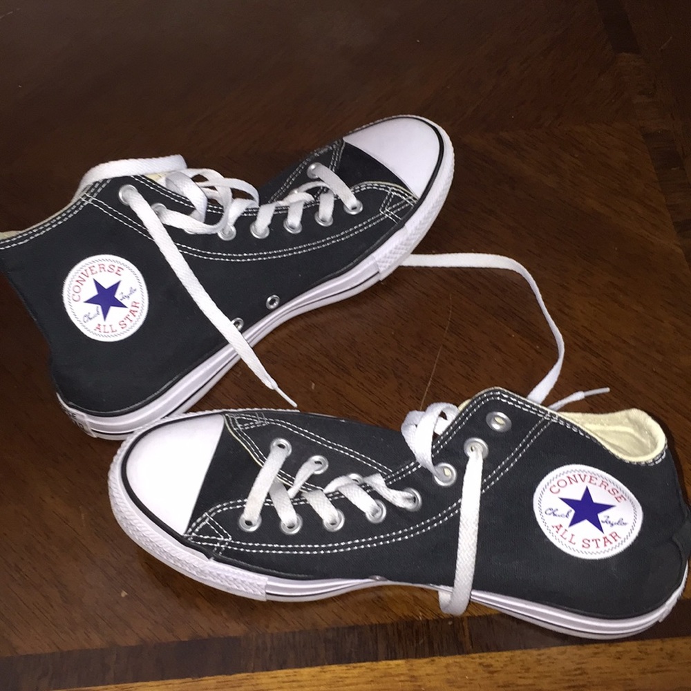 Men’s 8.5 women’s 10.5 Chuck Taylor converse shoes